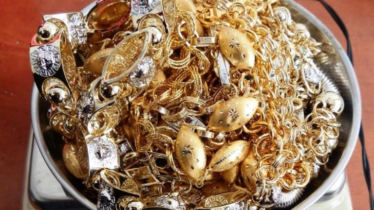 Конфискуваха близо 9 кг злато от магазин за телефони в Пазарджик 