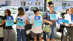 Социални работници излязоха на протест пред сградата на МТСП
