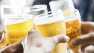 В горещите месеци повече от половината българи пият бира поне
