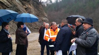Подготвят мерки за укрепване на срутището на пътя Смолян-Мадан