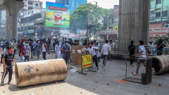 Бангладеш наложи блокада след протести, при които загинаха стотици  
