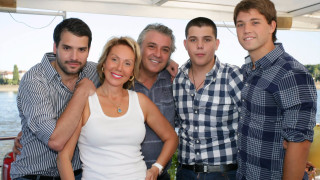 Лепа Брена показа хубавите си синове Певицата има три момчета