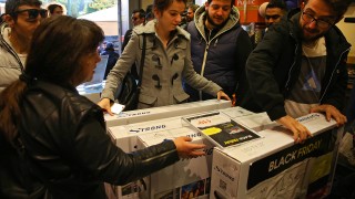 Гърците развързаха кесиите за Черния петък отбелязват местни медии Треската