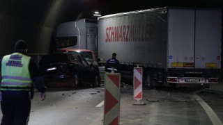 Движението в тунел Витиня все още е спряно часове след катастрофата