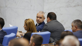 Общо 194 народни представители се регистрираха за днешното пленарно заседание
