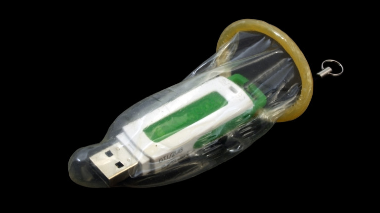Какво е “USB презерватив” и защо ни трябва