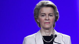 Орбан издигна билбордове, осмиващи Урсула фон дер Лайен