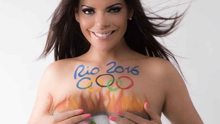 "Мис Бум Бум" "грее" от олимпийския брой на "Плейбой" 