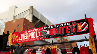 Неприятен момент преживяха част от феновете на Ливърпул по време