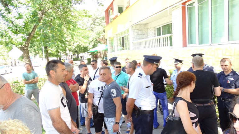 Протест във Враца - искат обратно уволнения шеф на полицията