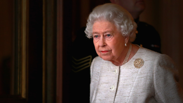 Кралица Елизабет II е с коронавирус, съобщава Би Би Си.
Тя