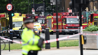 Пожарникарите овладяха пожар в полицейски участък в източен Лондон след
