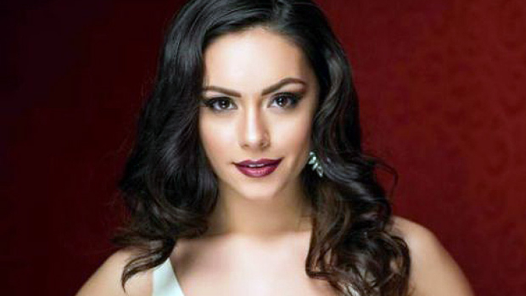 Мис Вселена иска да е момиче на Бонд