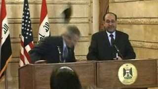 Студената усмивка на Буш вбесила иракския репортер, замерил го с обувка