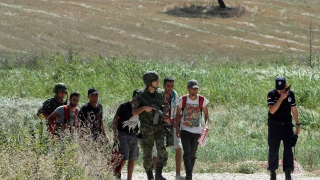 Турската жандармерия хвана микробус с 25 мигранти след гонка в
