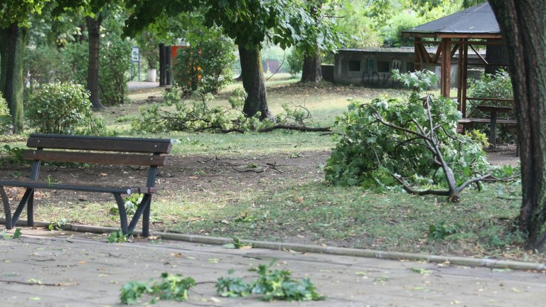 Валежите спират