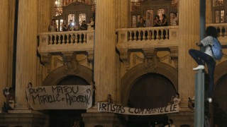 Най малко седем души загинаха при сблъсъци с полицията в Рио