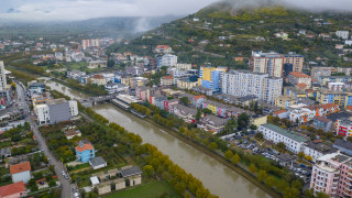 Балканската действителност: Албания получи рекордни &euro;124 милиона за екопроекти, а по улиците й - наводнения