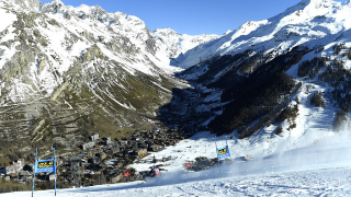 И спускането при дамите от Световната купа в алпийските ски