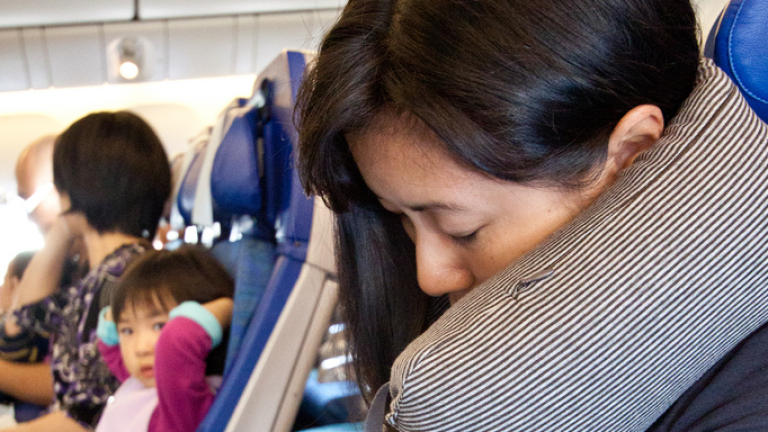 Защо да спите в самолета при излитане е опасно?