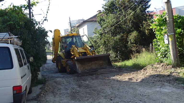 Жители на Благоевград сами асфалтират улиците си, съобщи bTV. Хората