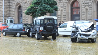 Три автомобила се удариха пред президентството на бул Цар Освободител