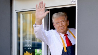 Републиканският кандидат за президент Доналд Тръмп работи на фритюрника в McDonald s в Пенсилвания