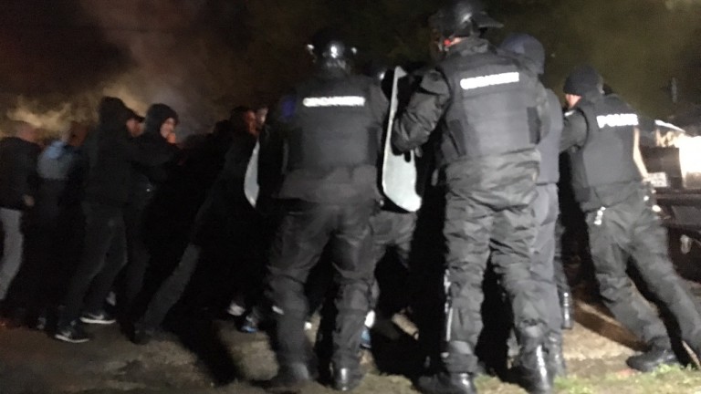 Оператор, репортер и полицай са пострадали при протестите в Габрово