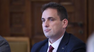 Страната е изправена пред тежка политическа криза Правителството не може