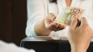 Банковите преводи между България и ЕС ще поевтинеят десетки пъти