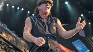 Брайън Джонсън от AC/DC отново чува музика