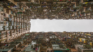 Недостъпният имотен пазар, който кара младите да живеят извън закона