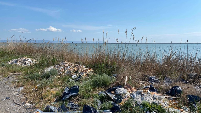 Екоинспекцията провери сигнали за замърсяване в Поморийското езеро, съобщава bTV.