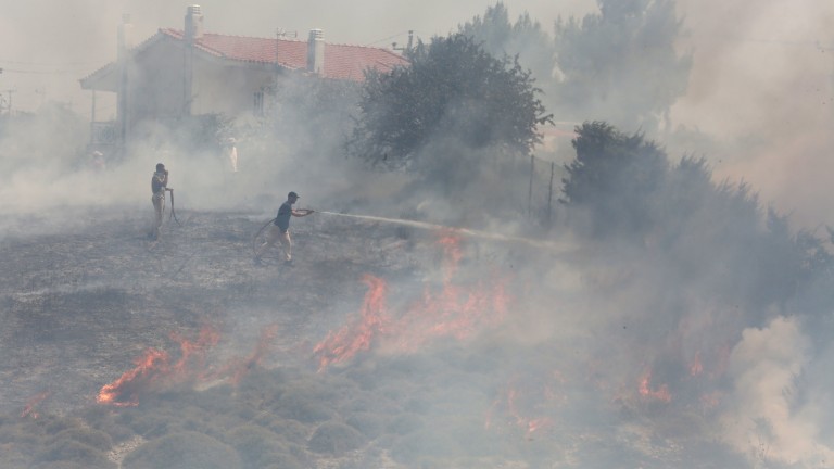 Пожар гори втори ден край бургаското село Граничар, съобщават от