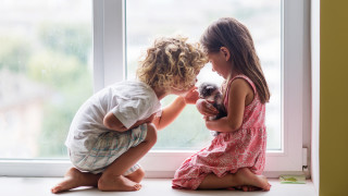 Броят на новите случаи на коронавирусна инфекция сред децата и