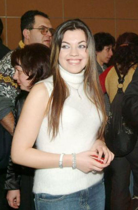 Вижте кой гледа под роклята на Славея Сиракова (снимка)