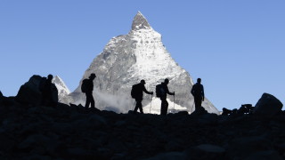 Швейцарската полиция издирва шестима изчезнали скиори край Матерхорн