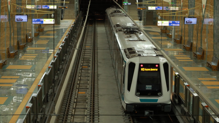Столична община купува нови осем влака за метрото, съобщава БНТ.
