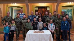 Демонстративен сеанс по шах между армейските шампиони и европейската и републиканска шампионка Виктория Радева