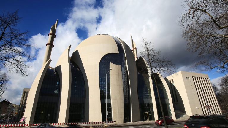 В Германия погнаха имами, шпионирали за Турция