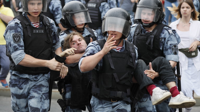 Руската полиция задържа най-малко 94 души. Сред задържаните е опозиционерът