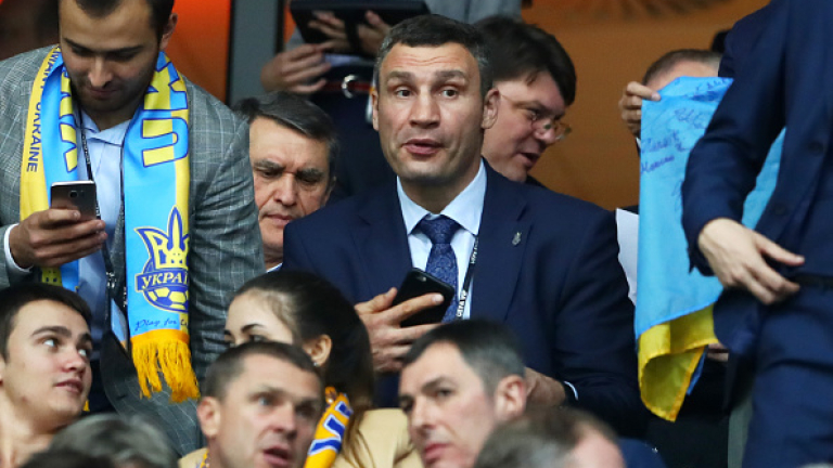 Кличко гледа на живо мача на националите ни