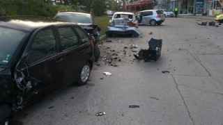 Кола помете три паркирани автомобила във Велико Търново Инцидентът стана
