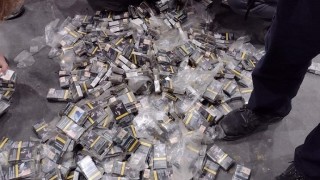 Откриха над 1000 кутии контрабандни цигари в задните гуми на турски тир