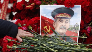 С портрета на Сталин Русия се обръща и към Китай, и към Запада