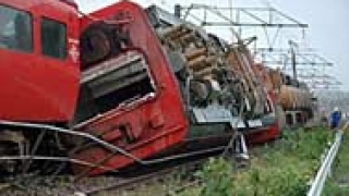 Тайфунът Шаншан обърна влак в Япония