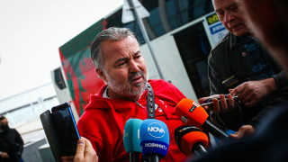 Националният селекционер Ясен Петров говори пред медиите на тръгване