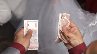 Средната месечна работна заплата през второто тримесечие на годината e