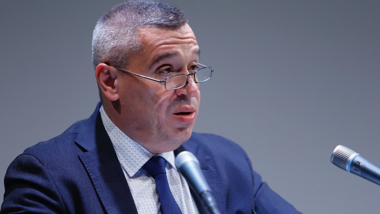Втори ден министър Тахов отговаря за овце и кози - този път за шарката в Ямбол