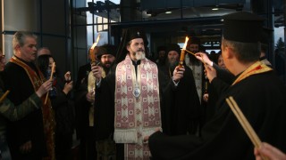 Митрополит Антоний: Църквата призова хората да си останат у дома